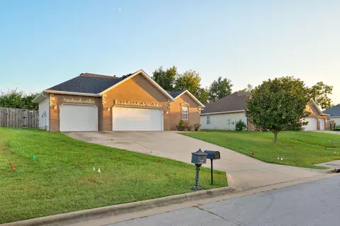 Exterior - 3032 W Grandview St, Springfield, MO 65803 photo 2 of 7