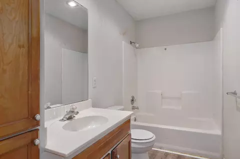 Bath - 322 N Westport Ave, Springfield, MO 65802 photo 2 of 2