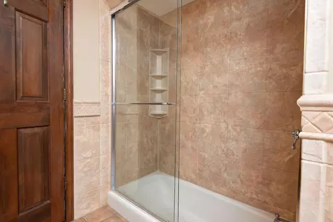 Bath - 3451 E Carol Dr, Springfield, MO 65809 photo 4 of 5