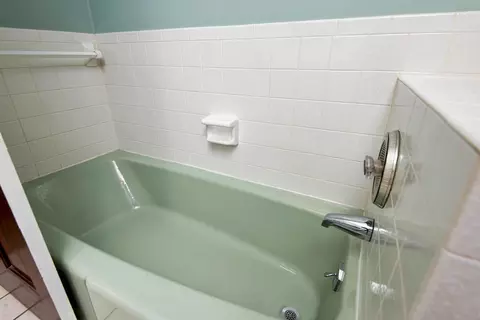 Bath - 3451 E Carol Dr, Springfield, MO 65809 photo 2 of 5