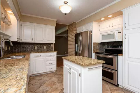 Kitchen - 3451 E Carol Dr, Springfield, MO 65809 photo 2 of 5