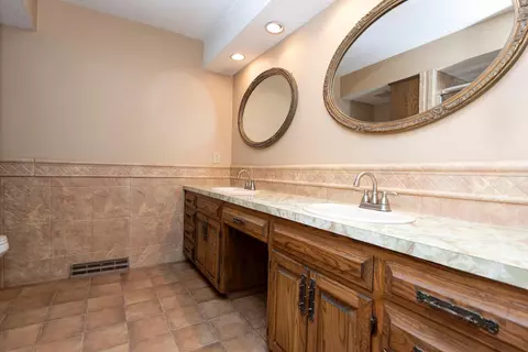 Bath - 3451 E Carol Dr, Springfield, MO 65809 photo 3 of 5