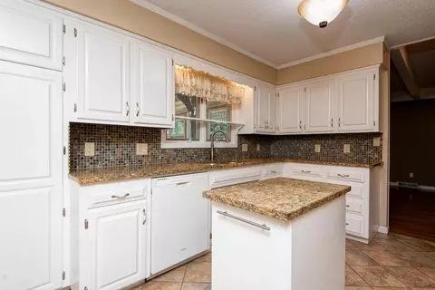 Kitchen - 3451 E Carol Dr, Springfield, MO 65809 photo 4 of 5