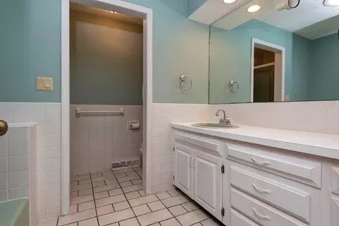 Bath - 3451 E Carol Dr, Springfield, MO 65809 photo 1 of 5