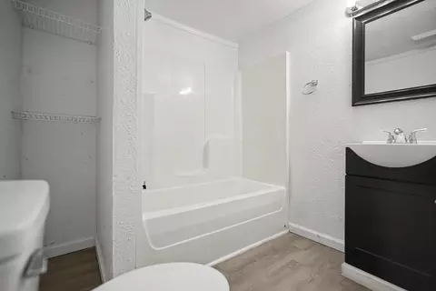 Bath - 1830 E Monroe Ter, Springfield, MO 65802 photo 3 of 4