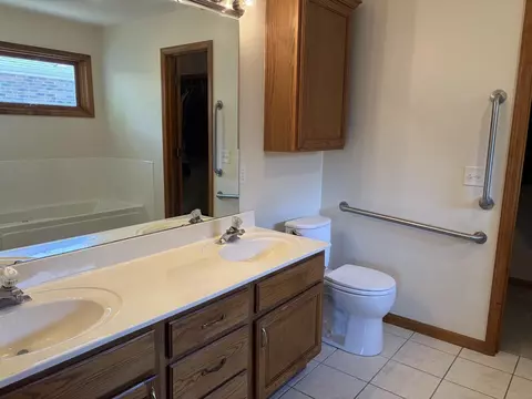 Bath - 1099 E Nottingham Ln, Springfield, MO 65810 photo 1 of 5