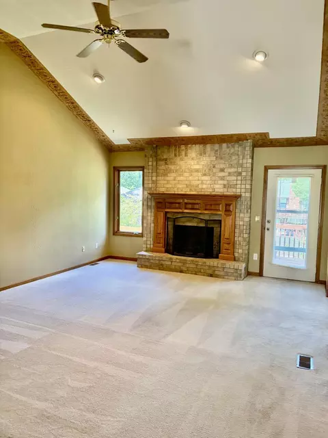 Living - 1099 E Nottingham Ln, Springfield, MO 65810 photo 2 of 9