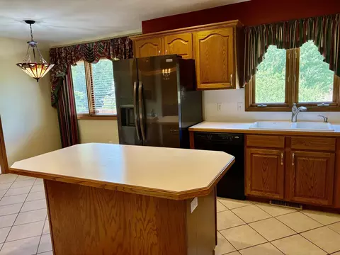 Kitchen - 1099 E Nottingham Ln, Springfield, MO 65810 photo 4 of 5