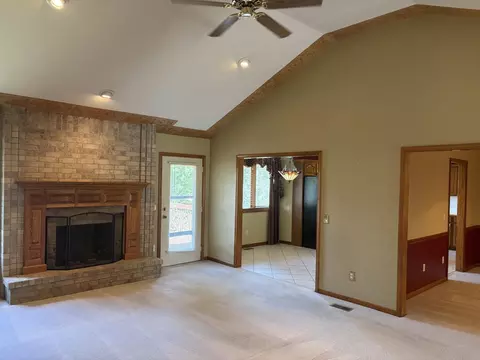 Living - 1099 E Nottingham Ln, Springfield, MO 65810 photo 4 of 9