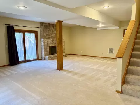 Living - 1099 E Nottingham Ln, Springfield, MO 65810 photo 6 of 9