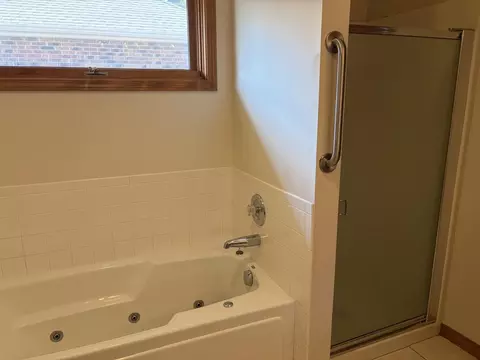 Bath - 1099 E Nottingham Ln, Springfield, MO 65810 photo 2 of 5