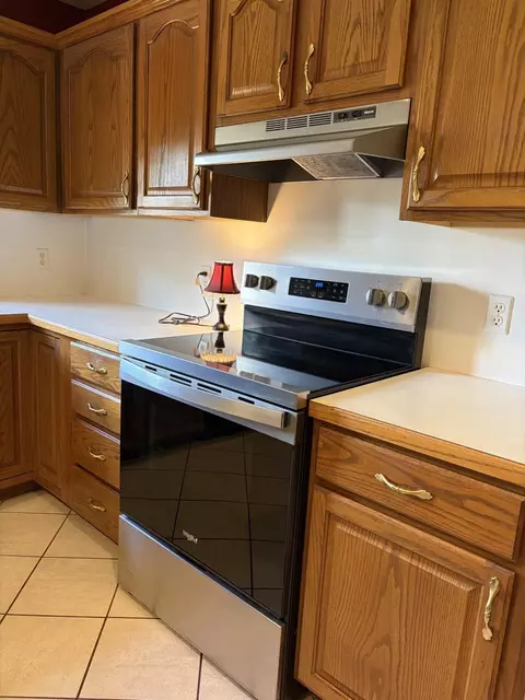 Kitchen - 1099 E Nottingham Ln, Springfield, MO 65810 photo 3 of 5