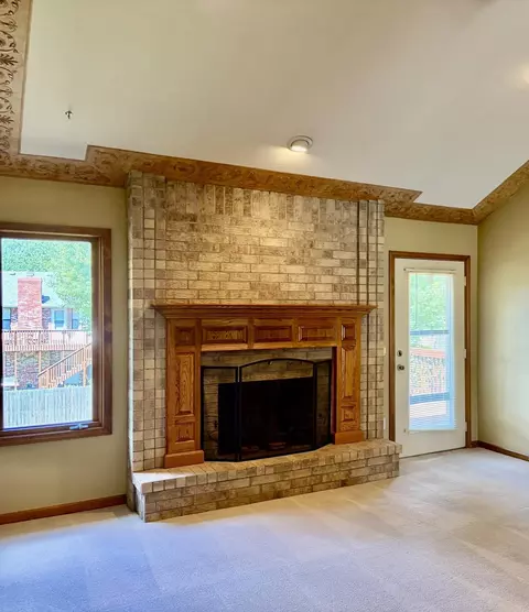 Living - 1099 E Nottingham Ln, Springfield, MO 65810 photo 3 of 9