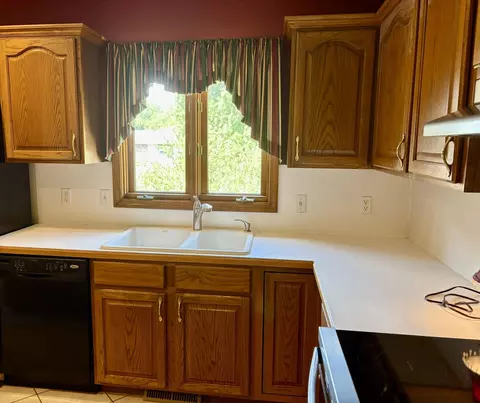 Kitchen - 1099 E Nottingham Ln, Springfield, MO 65810 photo 2 of 5