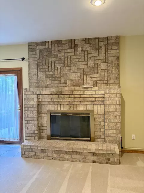 Living - 1099 E Nottingham Ln, Springfield, MO 65810 photo 9 of 9
