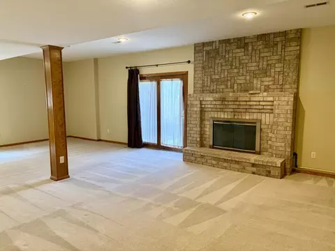 Living - 1099 E Nottingham Ln, Springfield, MO 65810 photo 8 of 9