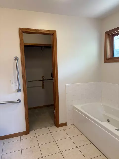 Bath - 1099 E Nottingham Ln, Springfield, MO 65810 photo 3 of 5