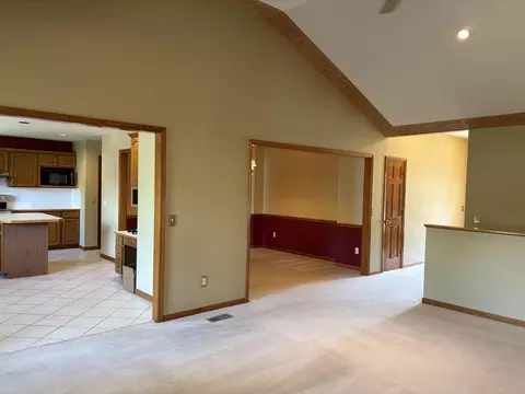 Living - 1099 E Nottingham Ln, Springfield, MO 65810 photo 5 of 9
