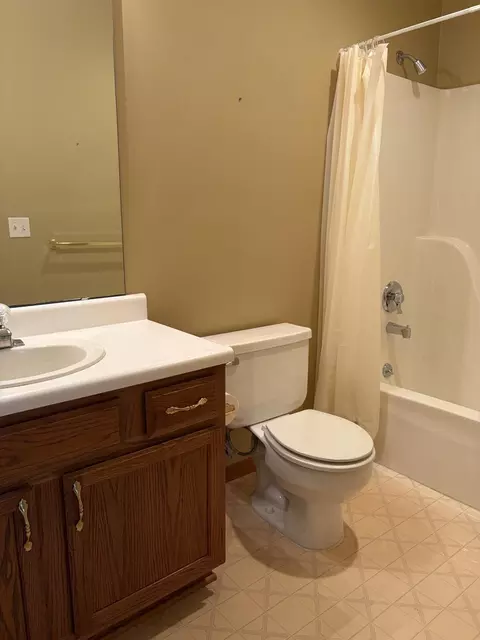 Bath - 1099 E Nottingham Ln, Springfield, MO 65810 photo 5 of 5