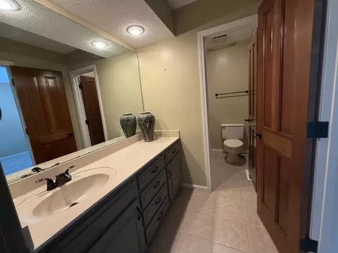 Bath - 1921 E Nottingham St, Springfield, MO 65804 photo 5 of 8