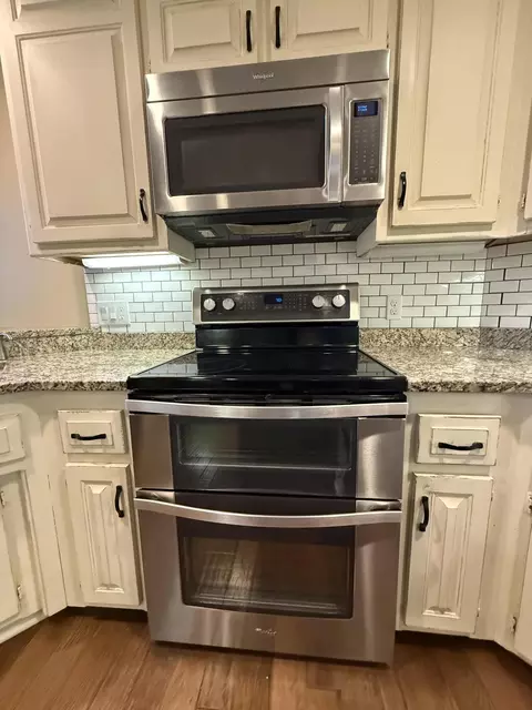 Kitchen - 1921 E Nottingham St, Springfield, MO 65804 photo 3 of 5