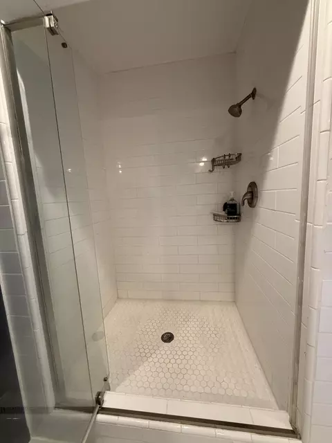 Bath - 1921 E Nottingham St, Springfield, MO 65804 photo 3 of 8