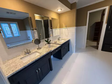 Bath - 1921 E Nottingham St, Springfield, MO 65804 photo 1 of 8
