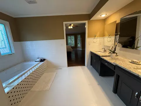 Bath - 1921 E Nottingham St, Springfield, MO 65804 photo 4 of 8