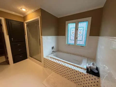 Bath - 1921 E Nottingham St, Springfield, MO 65804 photo 2 of 8