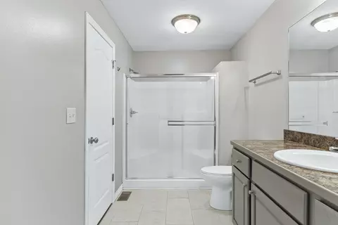 Bath - 4427 W Nicholas St, Springfield, MO 65802 photo 1 of 2