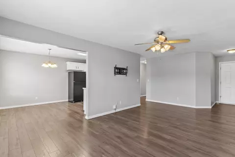 Living - 4427 W Nicholas St, Springfield, MO 65802 photo 2 of 4