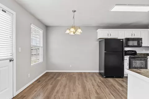 Dining - 4427 W Nicholas St, Springfield, MO 65802 photo 1 of 1