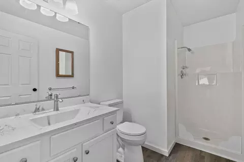 Bath - 3821 S Leawood Ave, Springfield, MO 65807 photo 2 of 3