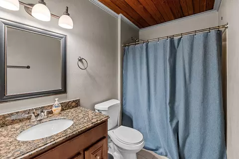 Bath - 4747 S Roslyn Ave, Springfield, MO 65804 photo 3 of 4