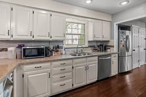 Kitchen - 4747 S Roslyn Ave, Springfield, MO 65804 photo 5 of 5