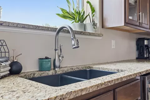 Kitchen - 623 E 427th Rd, Bolivar, MO 65613 photo 4 of 6