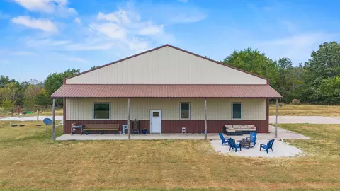 Exterior - 623 E 427th Rd, Bolivar, MO 65613 photo 4 of 6