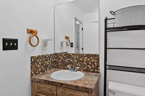Bath - 2928 S Lancelot Ct, Springfield, MO 65807 photo 2 of 3