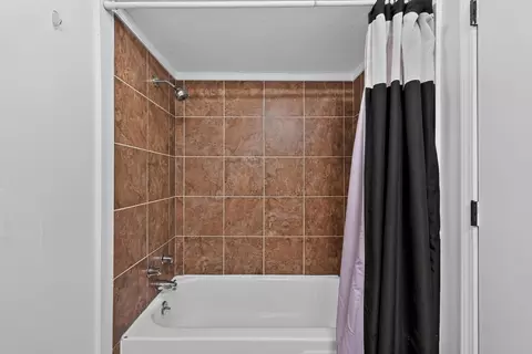 Bath - 2928 S Lancelot Ct, Springfield, MO 65807 photo 3 of 3
