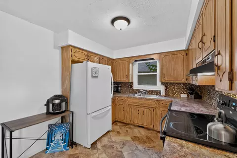 Kitchen - 2928 S Lancelot Ct, Springfield, MO 65807 photo 5 of 5