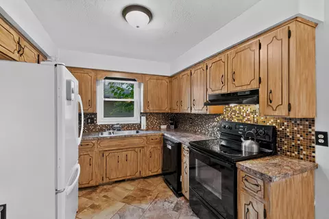 Kitchen - 2928 S Lancelot Ct, Springfield, MO 65807 photo 1 of 5
