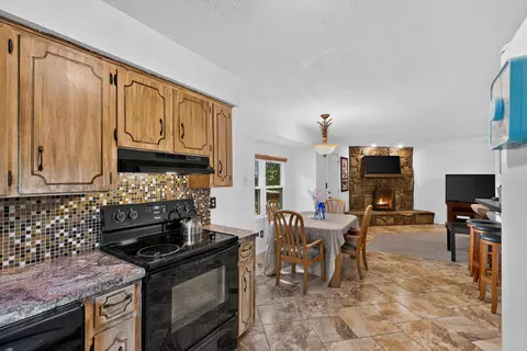 Kitchen - 2928 S Lancelot Ct, Springfield, MO 65807 photo 4 of 5