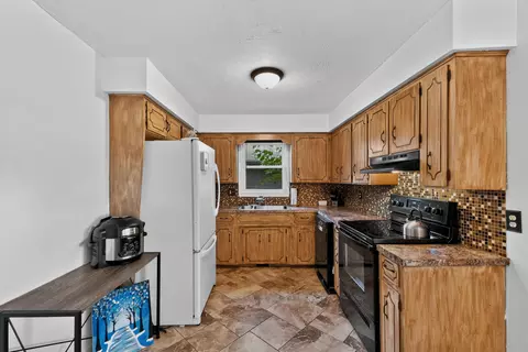 Kitchen - 2928 S Lancelot Ct, Springfield, MO 65807 photo 2 of 5