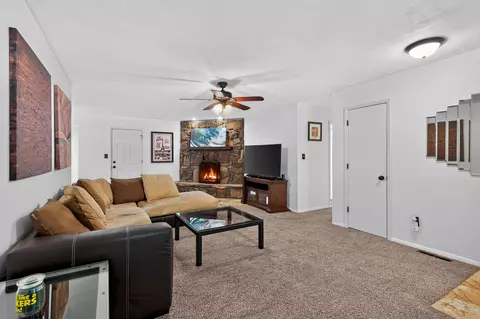 Living - 2928 S Lancelot Ct, Springfield, MO 65807 photo 2 of 3