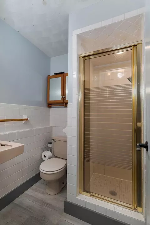 Bath - 1757 E Mcclernon St, Springfield, MO 65803 photo 1 of 4