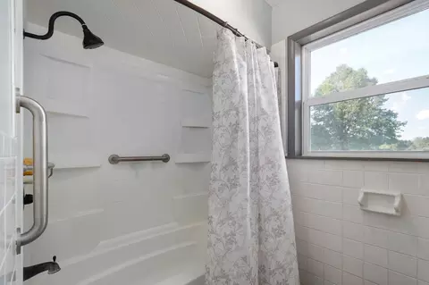 Bath - 1757 E Mcclernon St, Springfield, MO 65803 photo 4 of 4