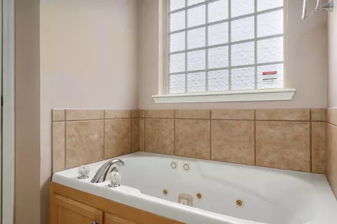 Bath - 3582 N Thistlewood Ct, Springfield, MO 65803 photo 3 of 5