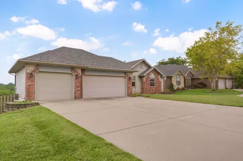 Exterior - 3582 N Thistlewood Ct, Springfield, MO 65803 photo 3 of 9