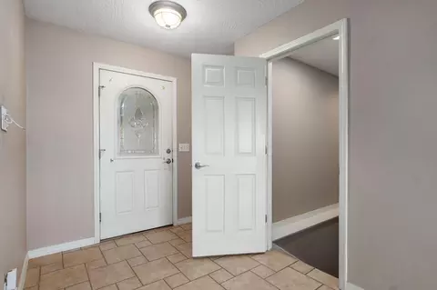 Entry Way - 3582 N Thistlewood Ct, Springfield, MO 65803 photo 2 of 2