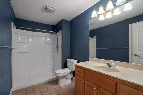 Bath - 3582 N Thistlewood Ct, Springfield, MO 65803 photo 4 of 5